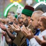 Berdiri (Maḥall al-Qiyām) Ketika Melantunkan Pujian Kepada Rasulullah SAW